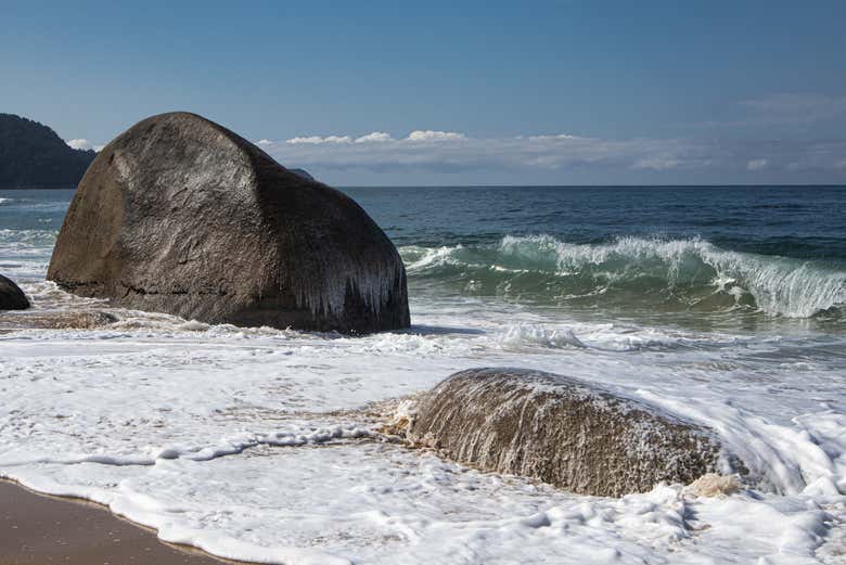 As ondas quebram nas rochas da praia do Cepilho