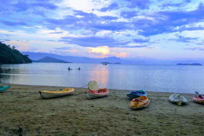 Kayaks en la playa al atardecer