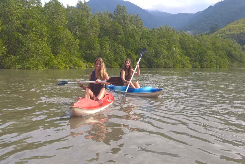 Una pareja remando en la bahía de Paraty