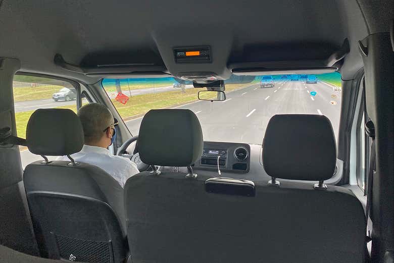 Chófer conduciendo un minibús de traslado