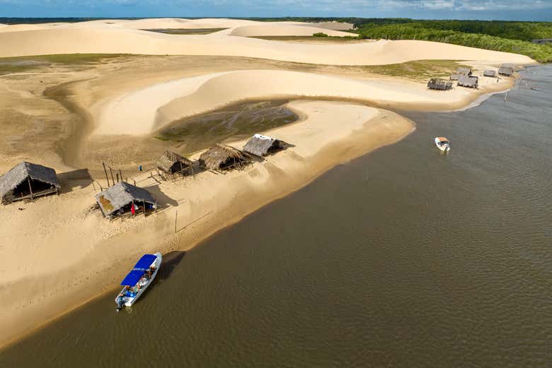 Um barco navegando pelas dunas do delta