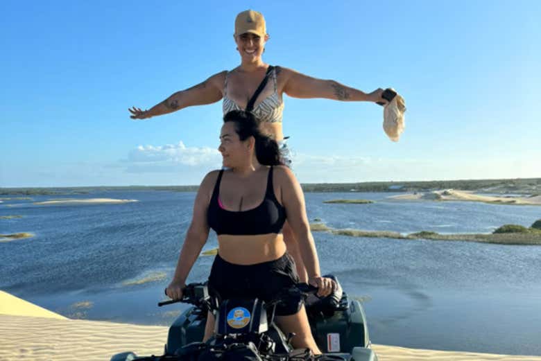 Desfrutando do tour de quadriciclo nas dunas