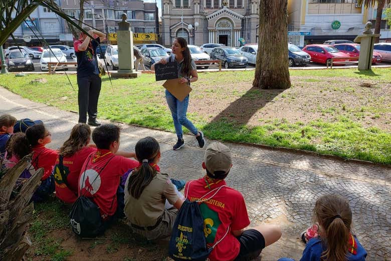 Escutando a explicação da guia