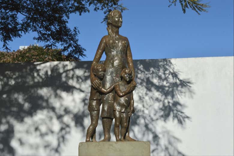 Estátua na praça da Mãe