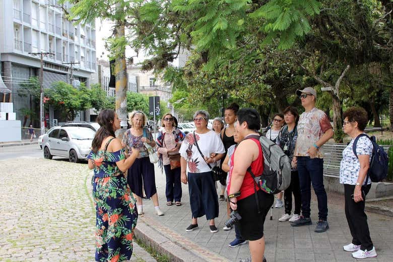 Guia falando sobre a história de Pelotas