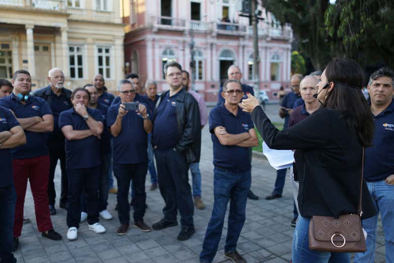 Escutando as explicações da guia