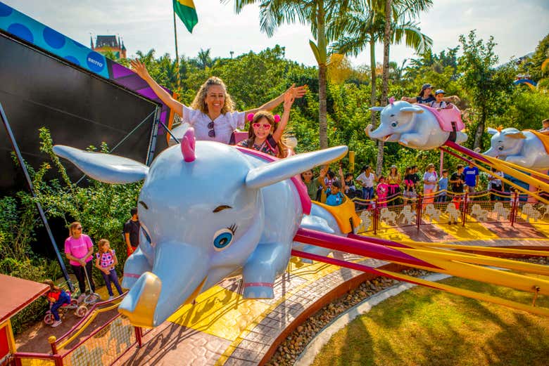Diversão para todas as idades no brinquedo Baby Elefante!