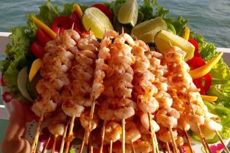 Espetos de camarão para o almoço a bordo