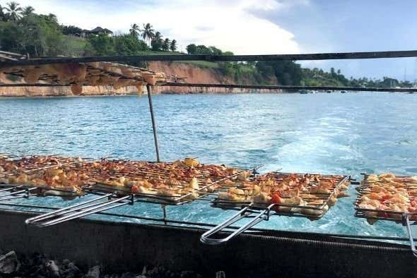 Petiscos sendo preparados durante o passeio de barco