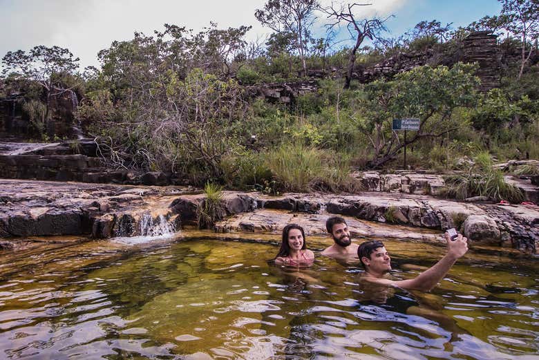 Disfrutando de un baño junto a la cascada Rei dos Dragões