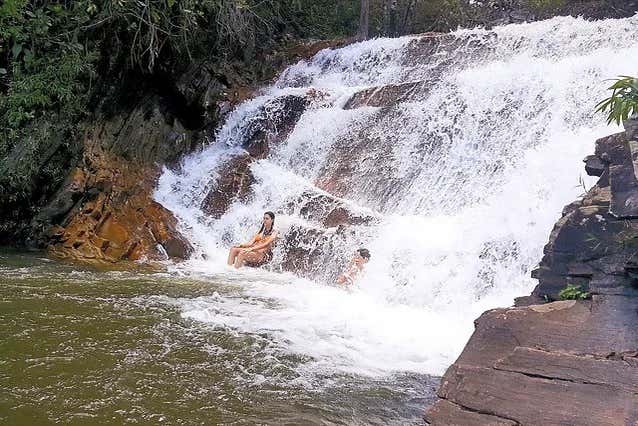 Disfrutando de un baño en la cascada Coqueiro