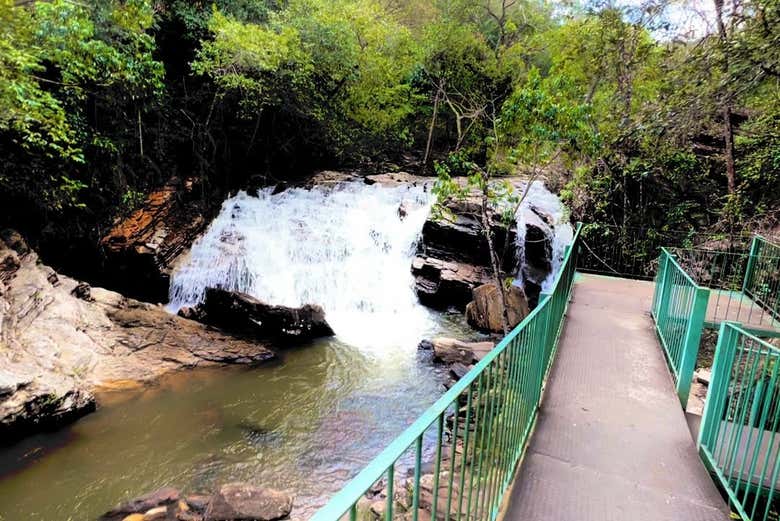 Pasarela junto a la cascada Velo de la Novia