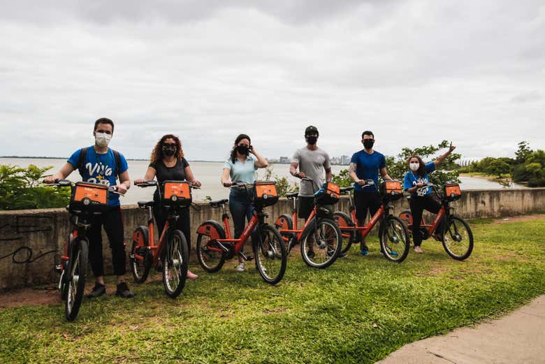 Foto de grupo durante o tour de bicicleta por Porto Alegre