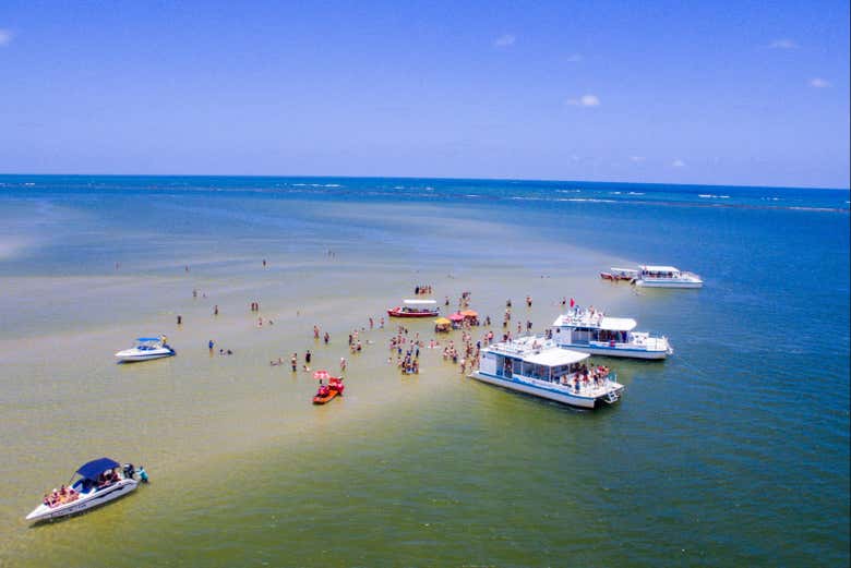 Barcos fondeados en la playa de los Carneiros