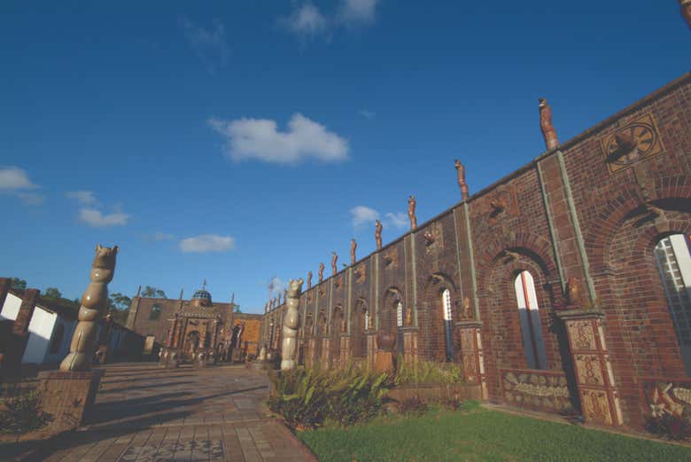 Esculturas y murales de cerámica creados por Francisco Brennand