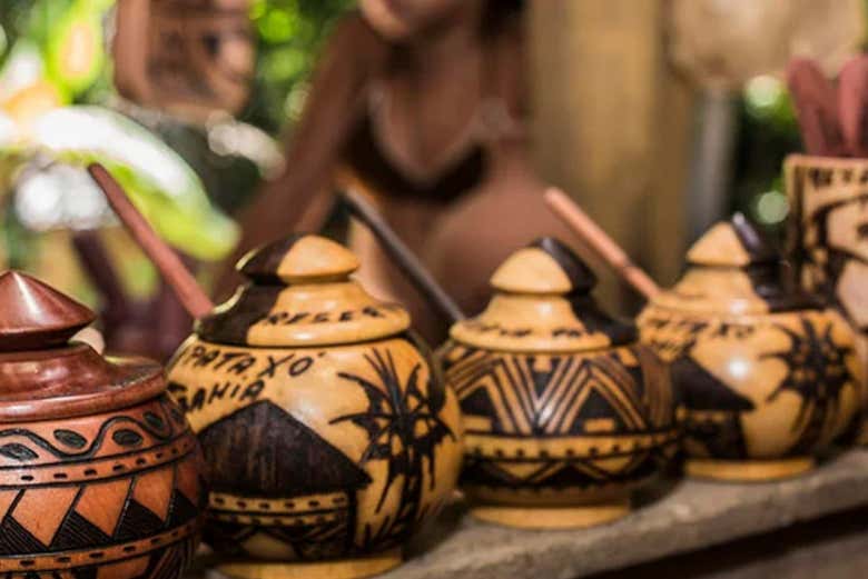 Artesanía en la aldea indígena Pataxó