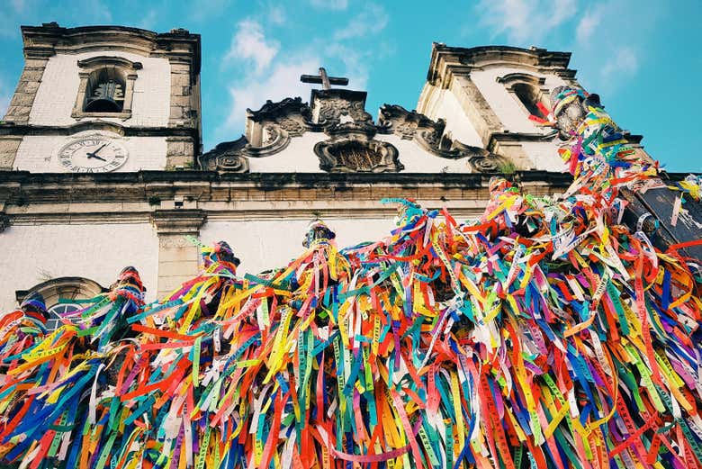 Tiras de colores frente a la iglesia de Nuestro Señor de Bonfim 