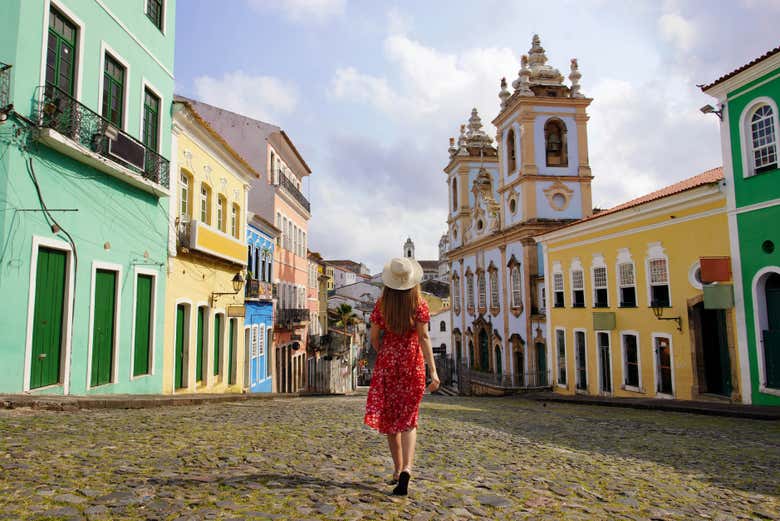 Contemplando una calle del centro histórico de Salvador 