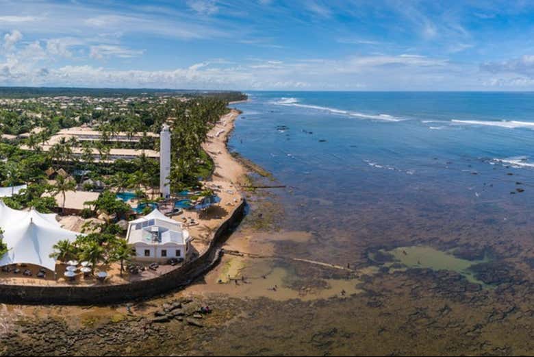 Vista aérea de la costa de Praia do Forte