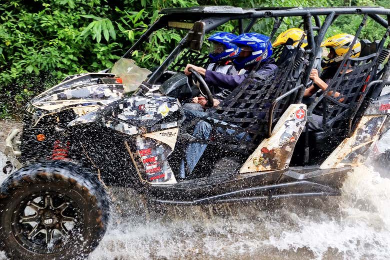 Vadeando un río con el buggy