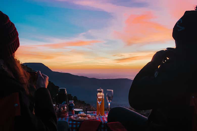 Disfrutando de un pícnic al alba