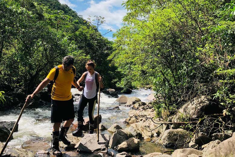 Vadeando un río de la zona