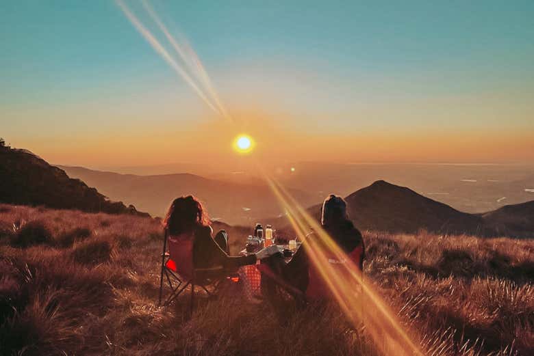 Disfrutando del amanecer desde el Morro dos Cabritos