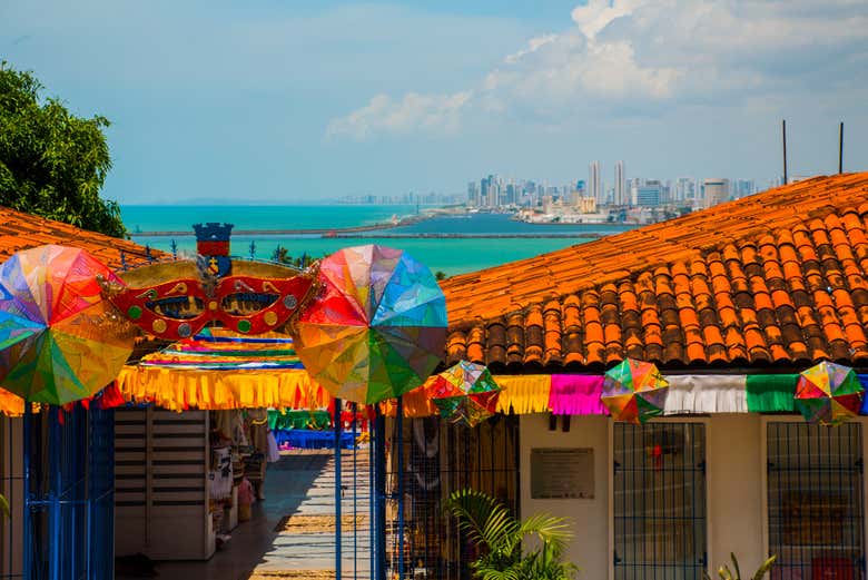 Calles coloridas de Olinda con vistas al mar