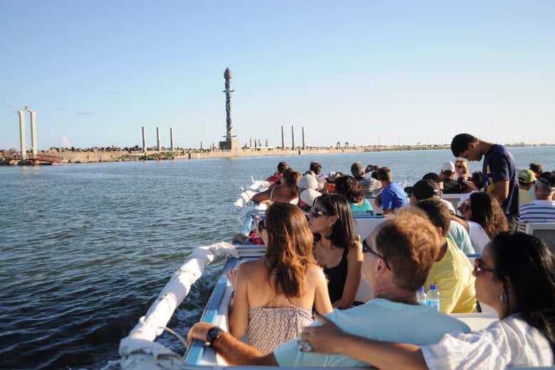 Apreciando a vista do catamarã