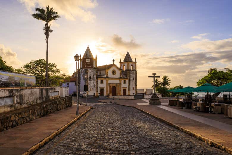 Arquidiocese de Olinda e do Recife com o pôr do sol ao fundo