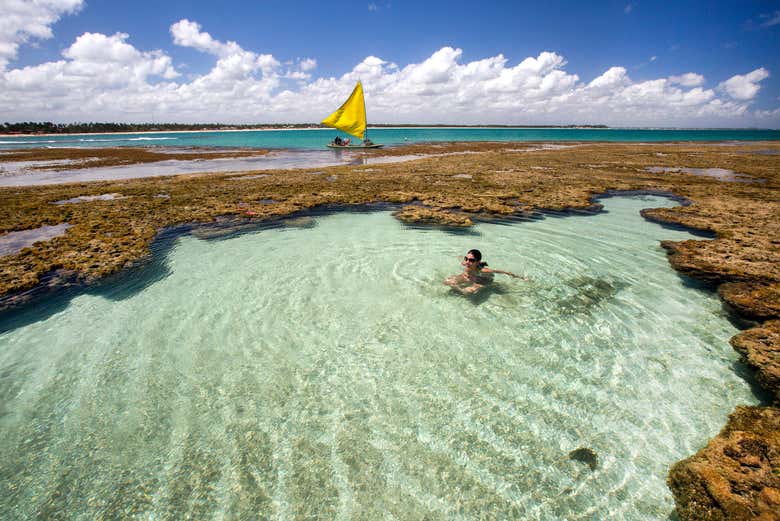 Baño en una de las piscinas naturales de Porto de Galinhas
