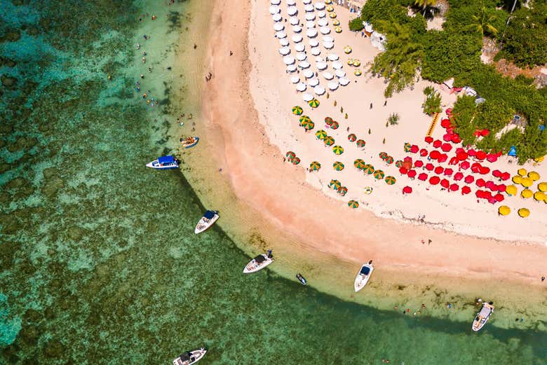 Barcos na costa da ilha de Santo Aleixo