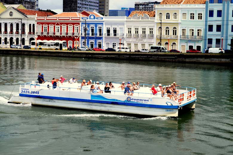 Passeio de catamarã no rio