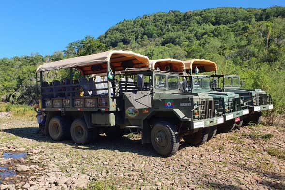 Excursão às cachoeiras de Ivorá em caminhão militar