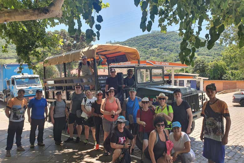 Foto di gruppo con il camion militare sullo sfondo