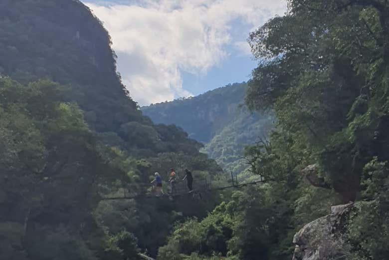 Attraversando ponti sospesi