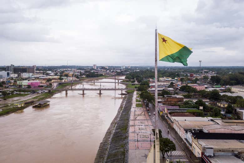 Panorámica del río Acre con la bandera izada