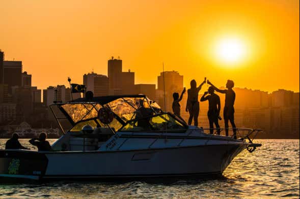 Passeio de barco ao entardecer pela Baía de Guanabara