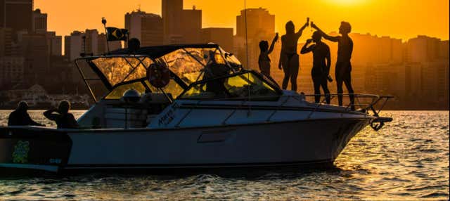 Passeio de barco ao entardecer pela Baía de Guanabara