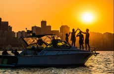 Passeio de barco ao entardecer pela Baía de Guanabara