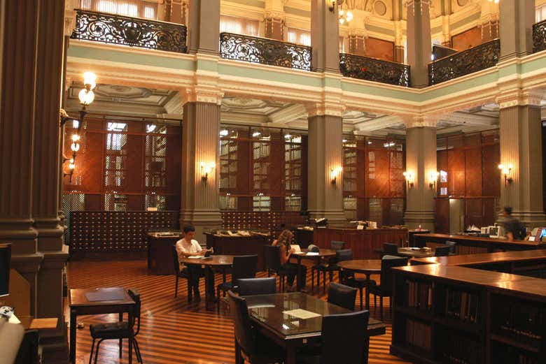 Alumnos estudiando en la Biblioteca Nacional