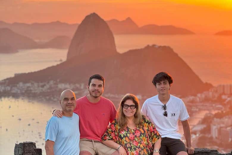 Contemplad el amanecer dorado sobre la bahía de Río de Janeiro