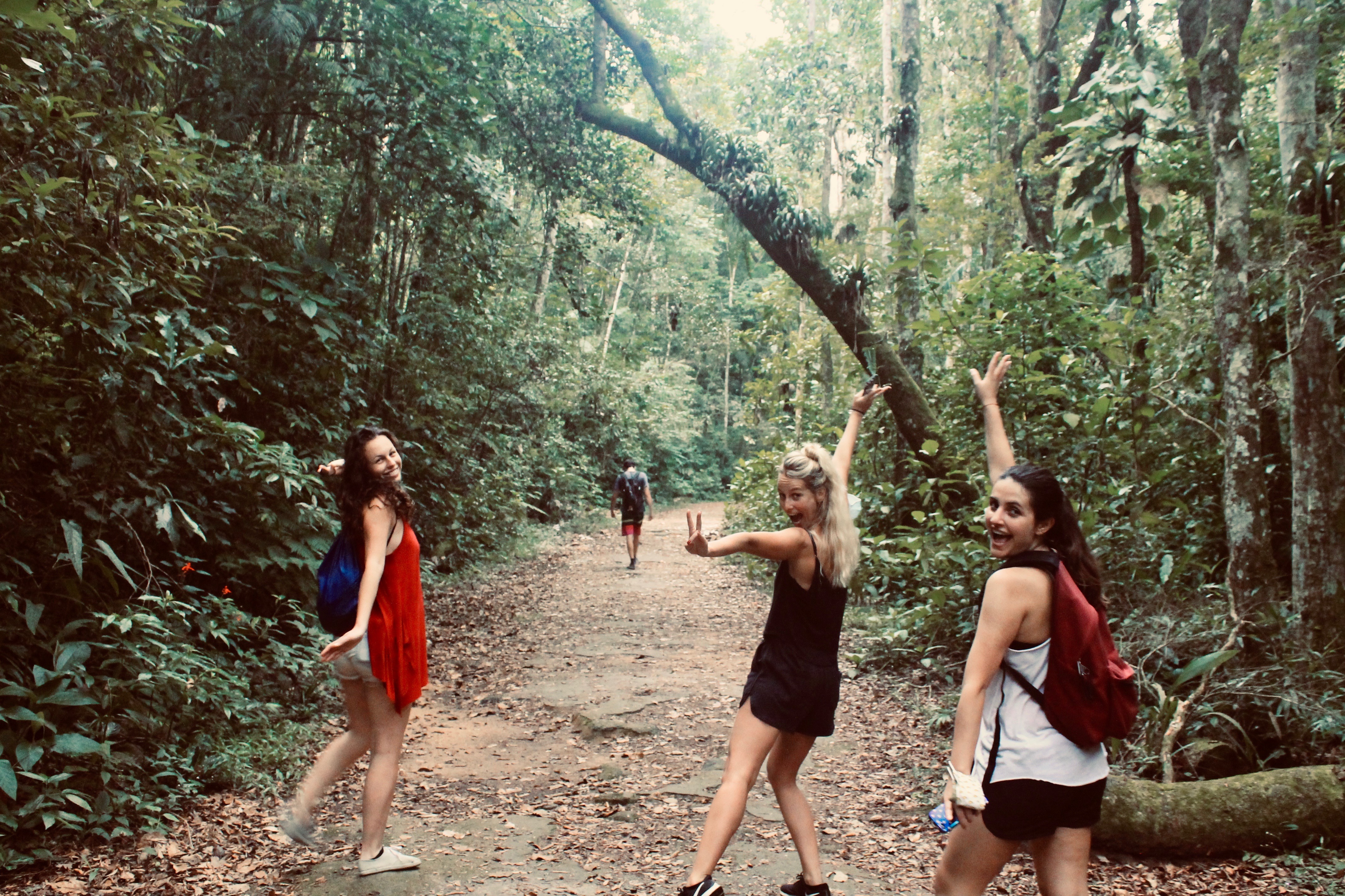 Amigas durante a trilha do Circuito das Grutas