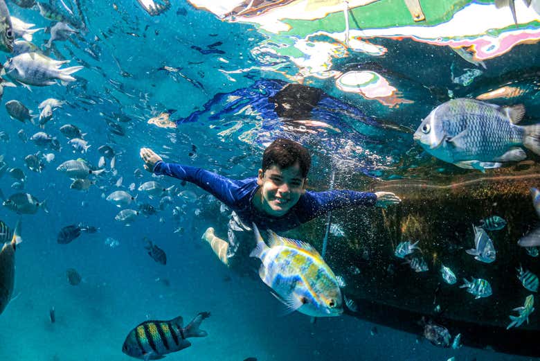 Nadando com peixes na lagoa Azul