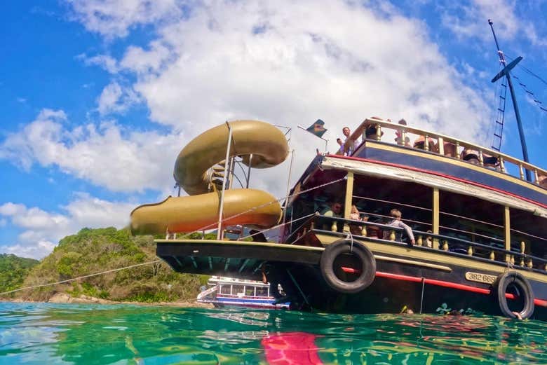 Você poderá pular na água a partir do barco pirata