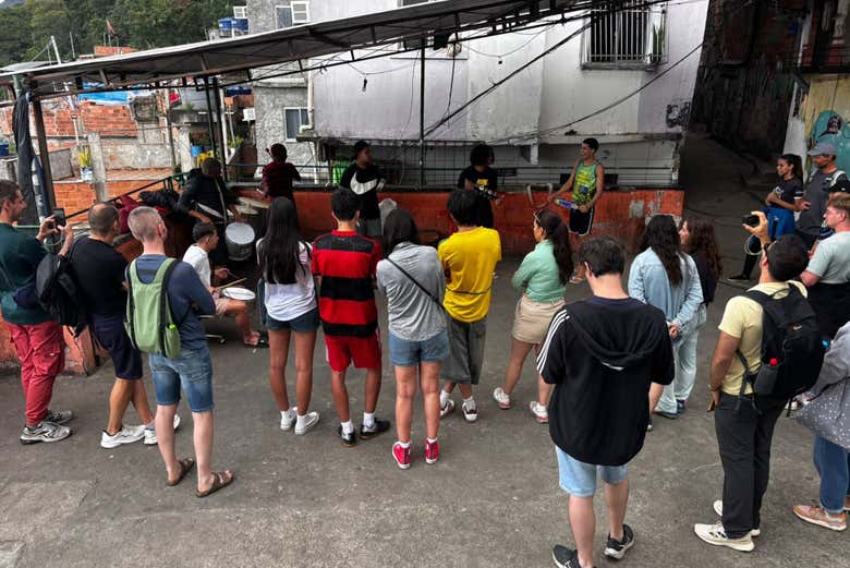 Escuchando a un grupo de música de la favela
