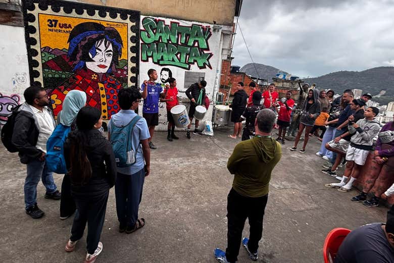 Recorriendo las calles de la favela Santa Marta