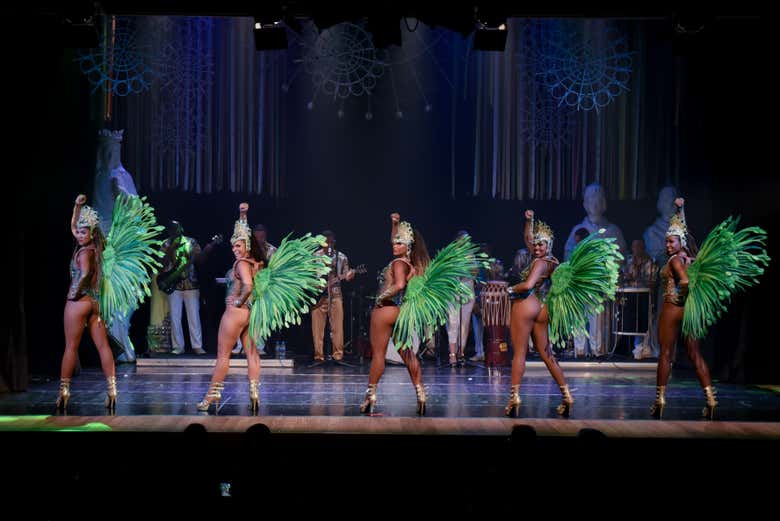 Bailarinas com roupas que lembram um pavão-real
