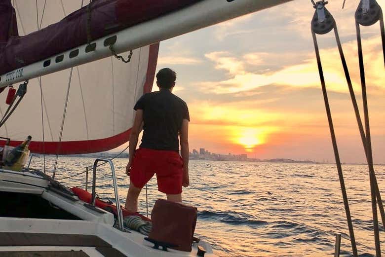 Observando el atardecer desde el velero