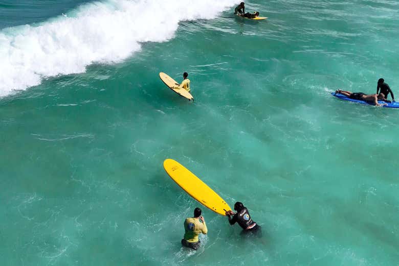 Durante a aula de surfe no Rio de Janeiro